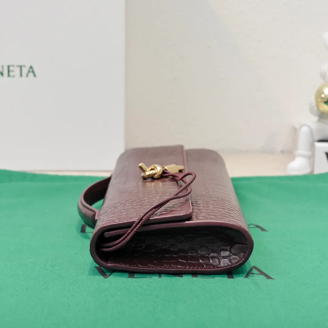 Batch 1420 Bottega Veneta Fall in love with Andiamo at first sight, new design, natural Nile rare leather crocodile pattern complex handbag, a model handbag for women, no need for color cover, no emotional camouflage, immersive depth and excitement, the classic element KNOT knot is inspired, modernist aesthetics and jewelry field craftsmanship reinterpret the knot element, bringing a clutch full of modern texture and elegant and quiet lady spirit. Style number: 1511 Size: 31*13*3cm